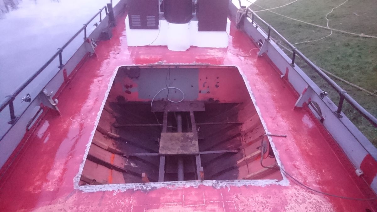Achterdek met de oude roef verwijderd, open naar de stuurmachine