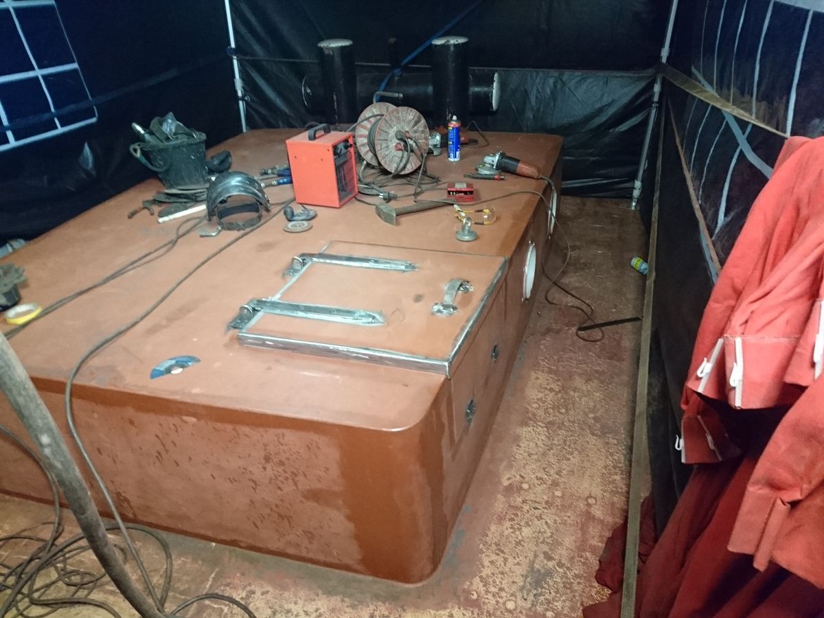 De nieuwe stalen achterroef in aanbouw in een tent