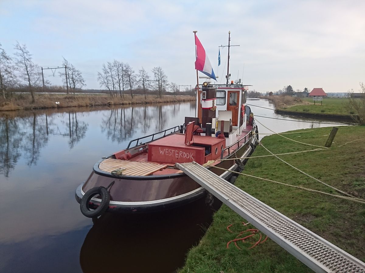 De Westerdok met de nieuwe achterroef in menie, naam met krijt geschreven