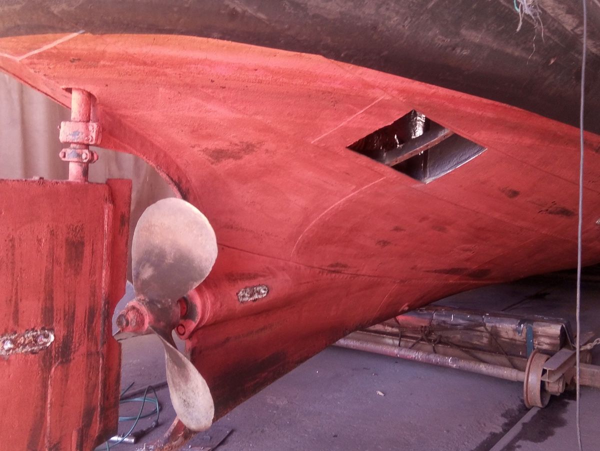 Achterschip op de helling, stuurboord, met schroef en roer
