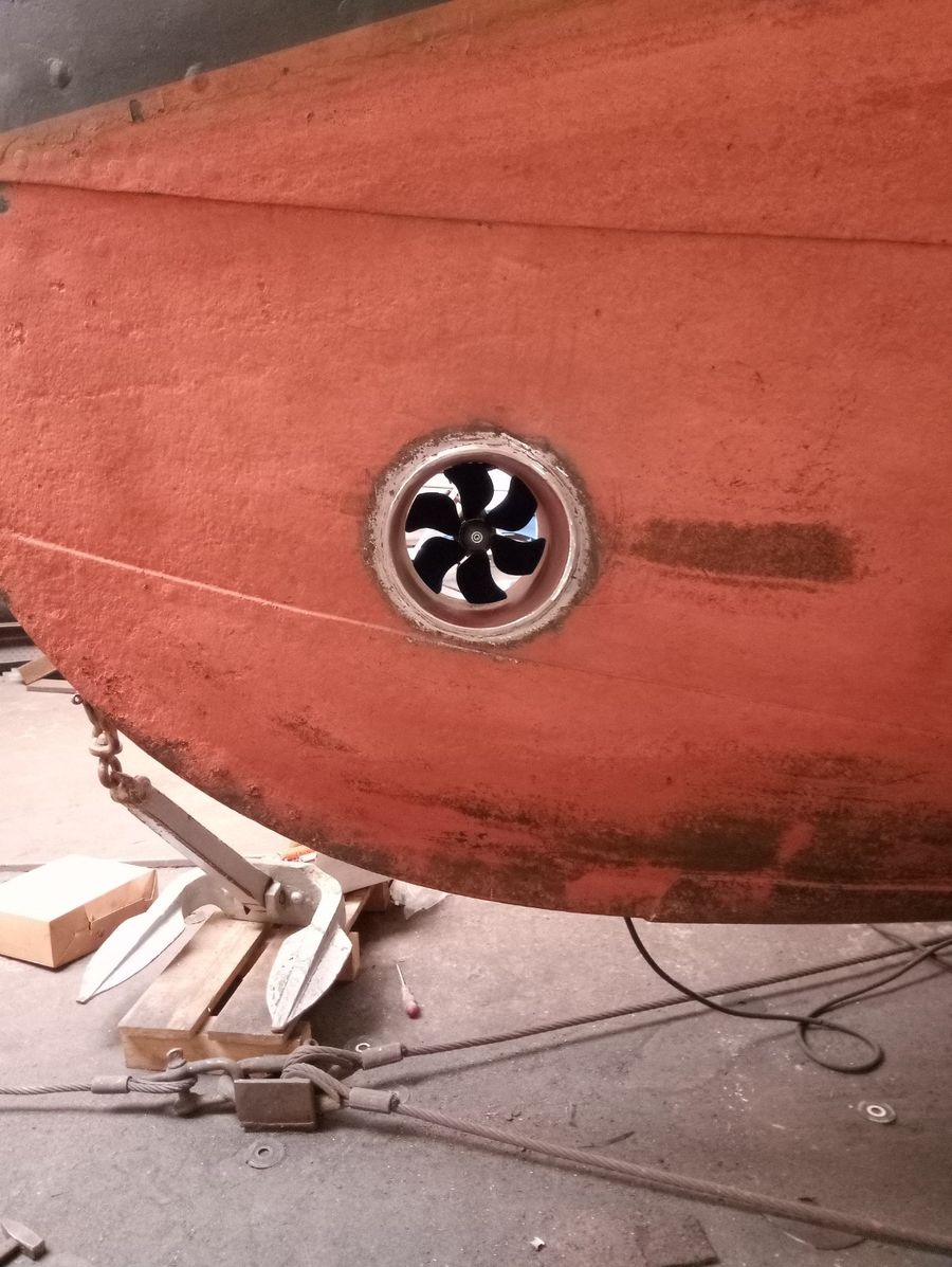 De nieuwe boegschroef in de romp