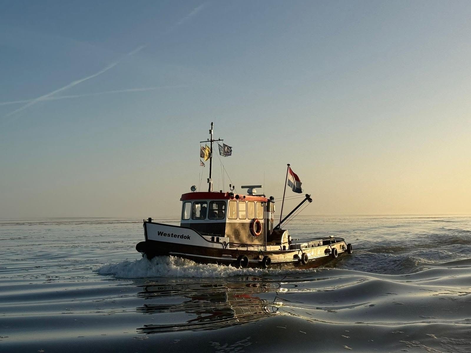 De Westerdok varend over het Wad bij laagstaande zon